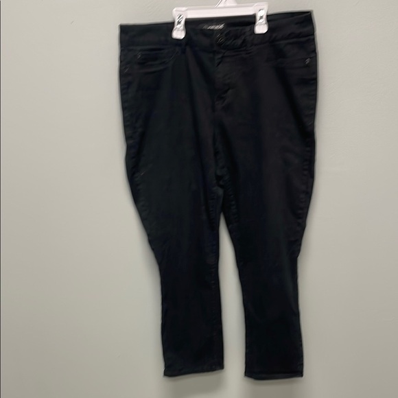 Jordache Black Denim Crop Length Jeans. Size 16W with Strech - Picture 1 of 6